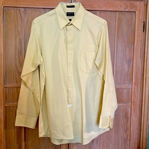 Men’s Van Heusen light yellow dress shirt